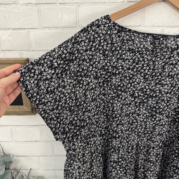 SHEIN Curve Tiered Floral Black Top - Picture 3 of 8
